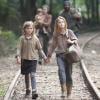 Situação drástica em "The Walking Dead" envolve Lizzie (Brighton Sharbino) e  Mika (Kyla Kenedy)