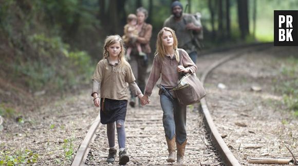 Situação drástica em "The Walking Dead" envolve Lizzie (Brighton Sharbino) e  Mika (Kyla Kenedy)