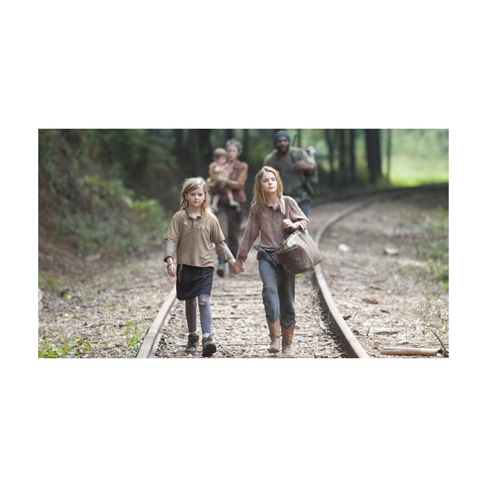 Situação drástica em &quot;The Walking Dead&quot; envolve Lizzie (Brighton Sharbino) e  Mika (Kyla Kenedy)