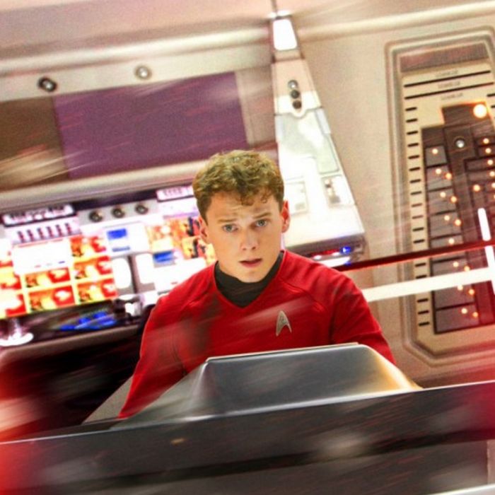Anton Yelchin, que foi encontrado morto no último domingo (19), ainda estava rodando &quot;Star Trek 3&quot;