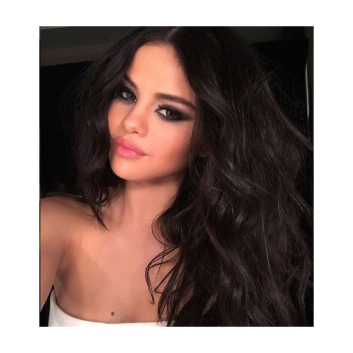 Selena Gomez deixam fãs pirando na web após anunciar que novo álbum já está quase pronto