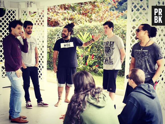 O novo clipe da banda Onze:20 vai contar uma história de amor cheia de desencontros