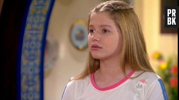 Em "Cúmplices de um Resgate", Sabrina (Julia Simoura) desconfia de Isabela (Larissa Manoela) e Manuela!
