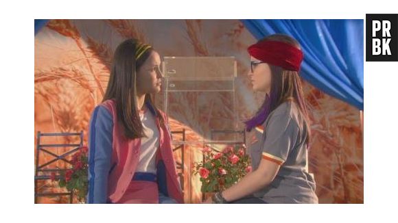 Em "Cúmplices de um Resgate", Isabela (Larissa Manoela) e Manuela têm segredo descoberto por Sabrina (Julia Simoura)