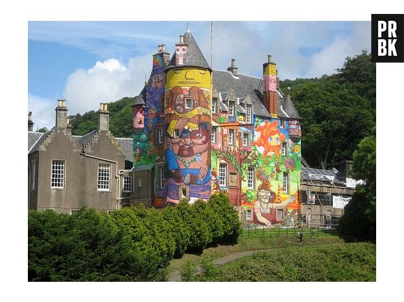 Castelo virou tela para a arte d"Os Gemeos"