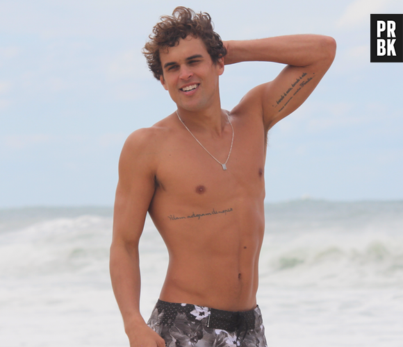 De "Malhação", Felipe Roque aparece sem blusa durante gravação