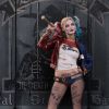 Arlequina (Margot Robbie) não tem superpoderes, mas foi destaque como ginasta na escola e usa essas habilidades