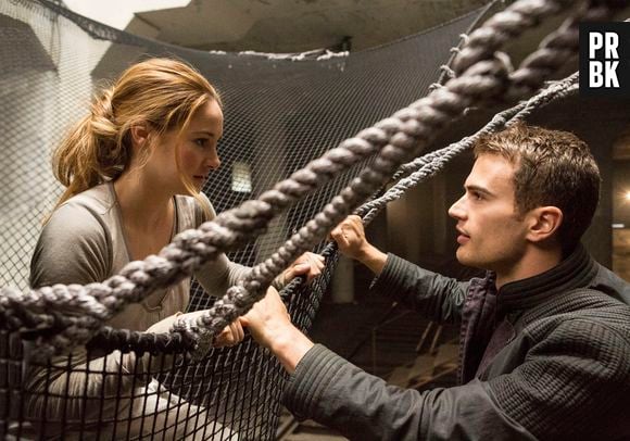 Shailene (Tris) e Theo James (Quatro) em cena de "Divergente"