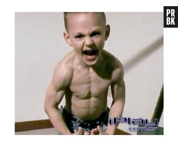Giuliano Stroe, um fisioculturista romeno de 9 anos, virou foto de perfil do Facebook para comemorar o Dia das Crianças
