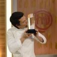 Leonardo posa com seu troféu do "MasterChef Brasil"