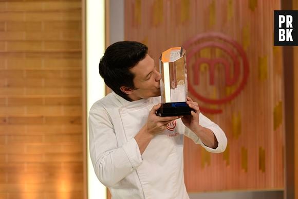 Leonardo posa com seu troféu do "MasterChef Brasil"