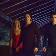  Damon (Ian Somerhalder), Stefan (Paul Wesley) e Caroline (Candice Accola) se assustar&atilde;o com uma presen&ccedil;a em "The Vampire Diaries" 