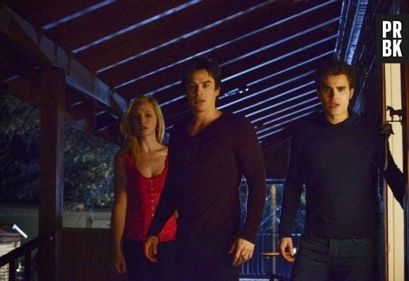 Damon (Ian Somerhalder), Stefan (Paul Wesley) e Caroline (Candice Accola) se assustarão com uma presença em "The Vampire Diaries"