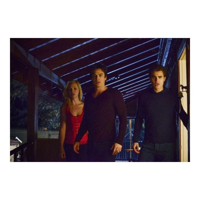  Damon (Ian Somerhalder), Stefan (Paul Wesley) e Caroline (Candice Accola) se assustar&amp;atilde;o com uma presen&amp;ccedil;a em &quot;The Vampire Diaries&quot; 