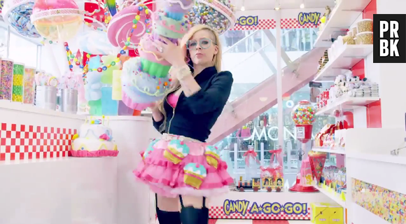 A cantora Avril Lavigne aparece em loja de doces japonesa em "Hello Kitty"