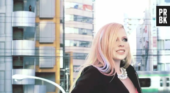 Avril Lavigne gravou "Hello Kitty" no bairro de Harajuku