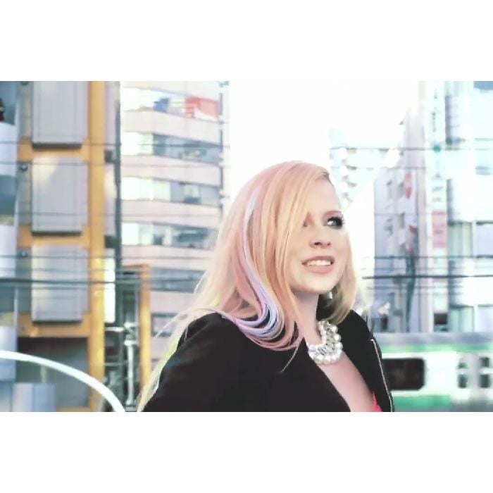  Avril Lavigne gravou &quot;Hello Kitty&quot; no bairro de Harajuku 