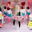  Junto com dan&ccedil;arinas, Avril Lavigne arrisca uma coreografia em "Hello Kitty" 