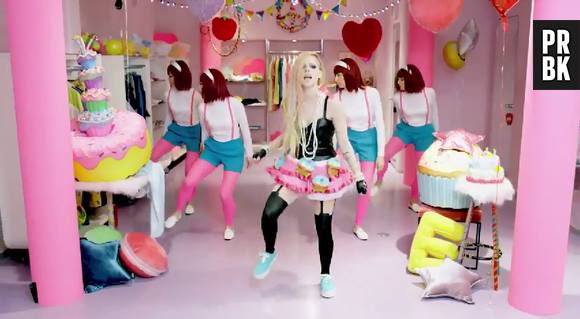 Junto com dançarinas, Avril Lavigne arrisca uma coreografia em "Hello Kitty"