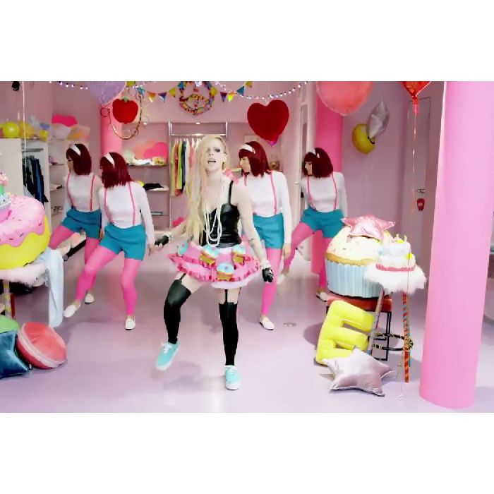  Junto com dan&amp;ccedil;arinas, Avril Lavigne arrisca uma coreografia em &quot;Hello Kitty&quot; 
