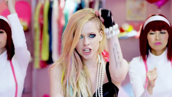 Avril Lavigne rebate críticas sobre racismo do seu novo clipe "Hello Kitty"