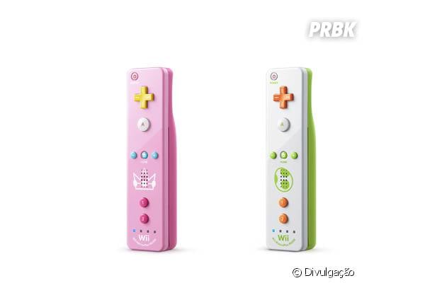 ois novos controladores Wii Remote Plus com tema da Princesa Peach e do Yosh.