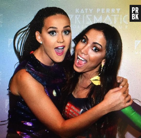Anitta correu pra tirar foto com Katy Perry em show de SP