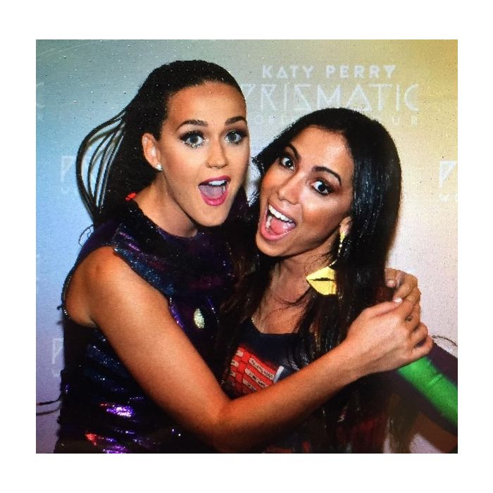 Anitta correu pra tirar foto com Katy Perry em show de SP