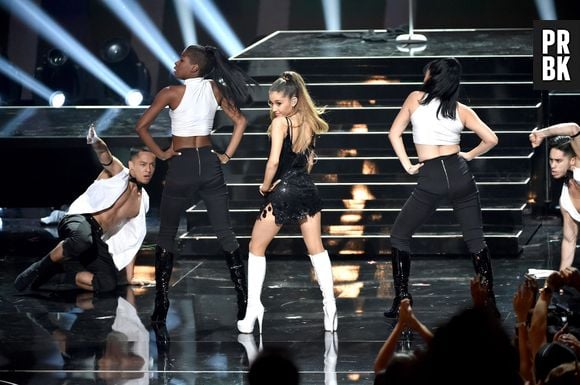 A cantora Ariana Grande trocou a roupa no palco para cantar "Problem" no "iHeartRadio Music Awards"