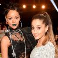  Rihanna se diverte com Ariana Grande no&nbsp;"iHeartRadio Music Awards" 
