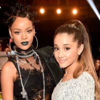 Rihanna acha graça de Ariana Grande durante apresentação de "Problem"