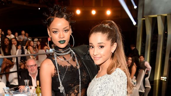 Rihanna acha graça de Ariana Grande durante apresentação de "Problem"