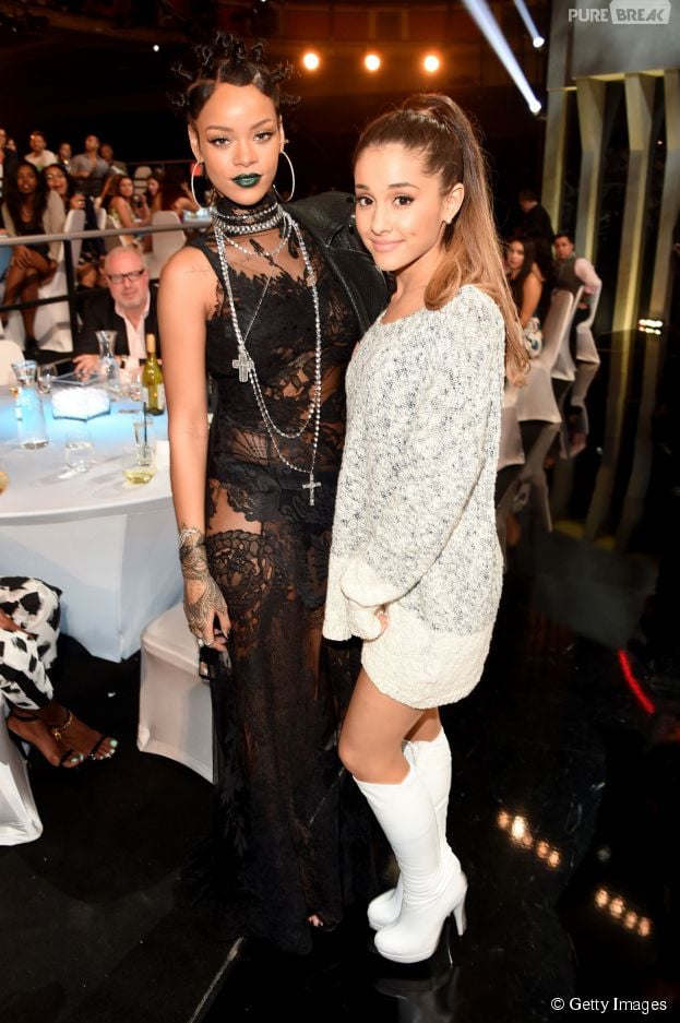 Rihanna se diverte com Ariana Grande no&nbsp;"iHeartRadio Music Awards"