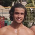 Ô, calor! Fábio Scalon joga vôlei de praia em "Malhação" e os fãs agradecem
