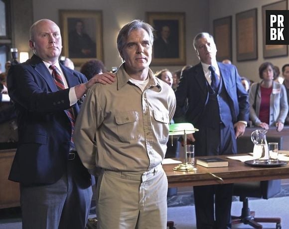 Conrad (Henry Czerny) teve sérios problemas em "Revenge"