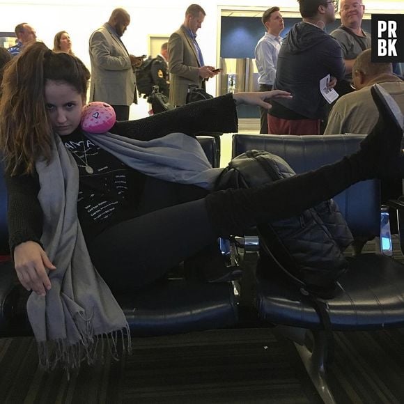 Novela "Malhação": Amanda de Godoi, a Nanda, faz pose divertida no embarque para os Estados Unidos