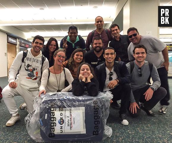 Novela "Malhação": Sérgio Malheiros, o Belloto, publica foto com equipe da novela no aeroporto