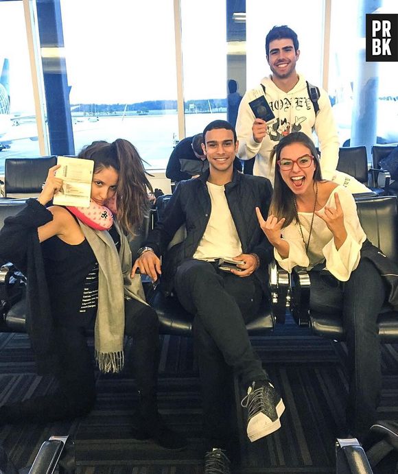 Novela "Malhação": Sérgio Malheiros, Amanda de Godoi, Juliano Laham e Laryssa Ayres posam juntos no aeroporto, antes de embarcarem para Orlando, nos Estados Unidos