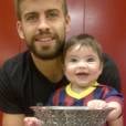  No Instagram, Gerard Piqu&eacute; e o filho mais fofo do mundo, Milan, vestido com a camisa do Barcelona! 