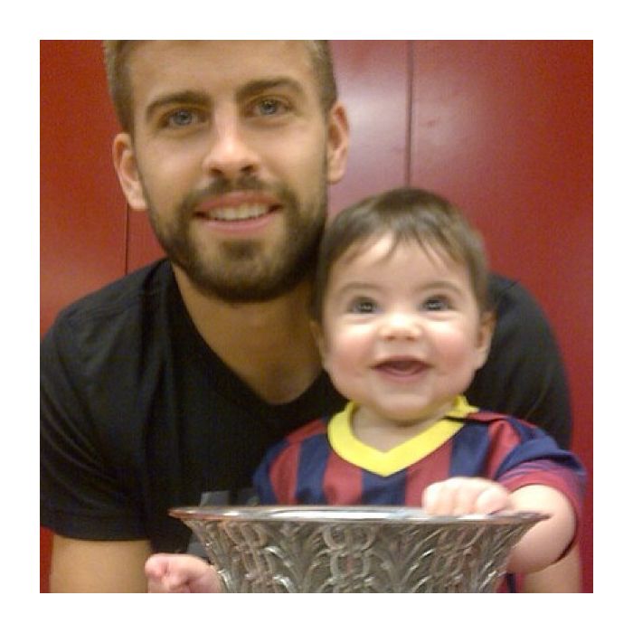  No Instagram, Gerard Piqu&amp;eacute; e o filho mais fofo do mundo, Milan, vestido com a camisa do Barcelona! 