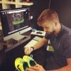 Em sua conta do Instagram, Gerard Piqué para tudo para dar autografo em chuteira!