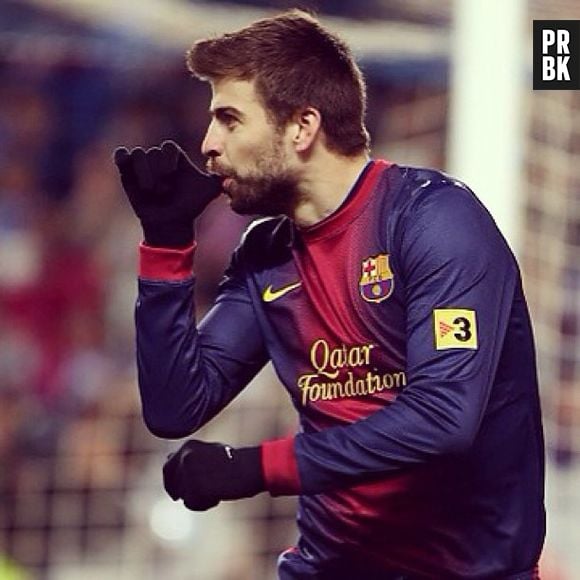 No Instagram, Gerard Piqué faz cara engraçada enquanto joga pelo Barcelona!