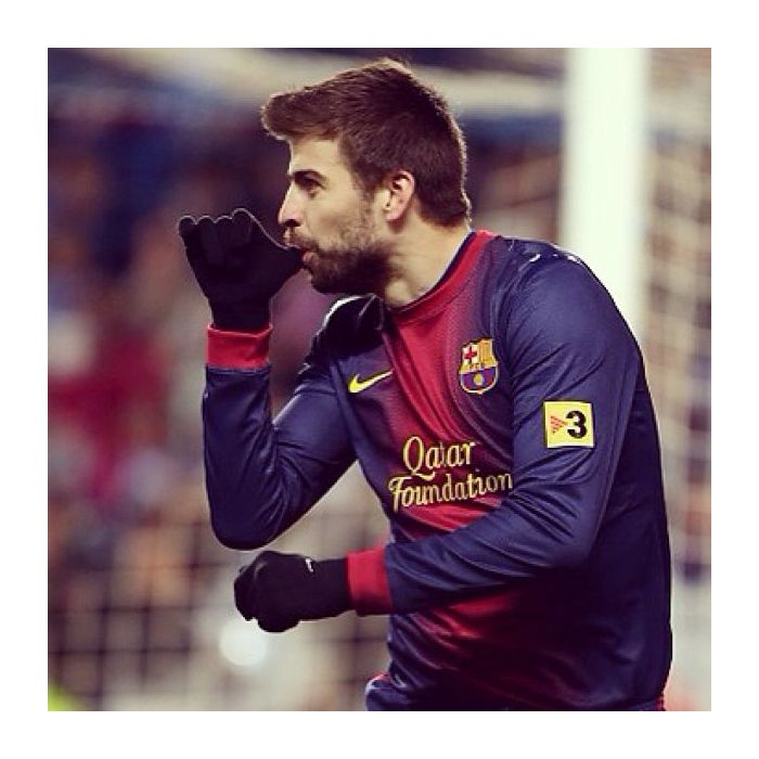  No Instagram, Gerard Piqu&amp;eacute; faz cara engra&amp;ccedil;ada enquanto joga pelo Barcelona! 