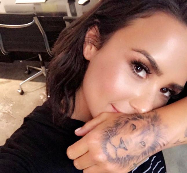 Demi Lovato Surpreende Fas Com Nova Tatuagem Em Local Bastante Inusitado Purebreak