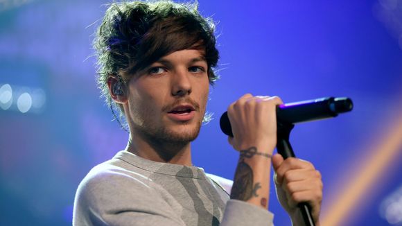 Louis Tomlinson, do One Direction, compra time de futebol inglês