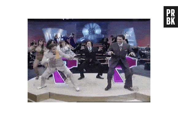 Silvio Santos fazendo a dança do Siri