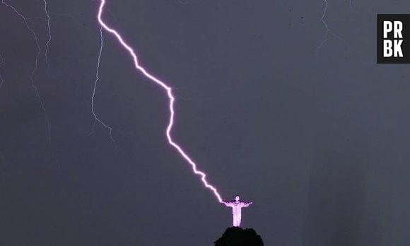 Momento exato em que um raio atinge o braço do Cristo Redentor