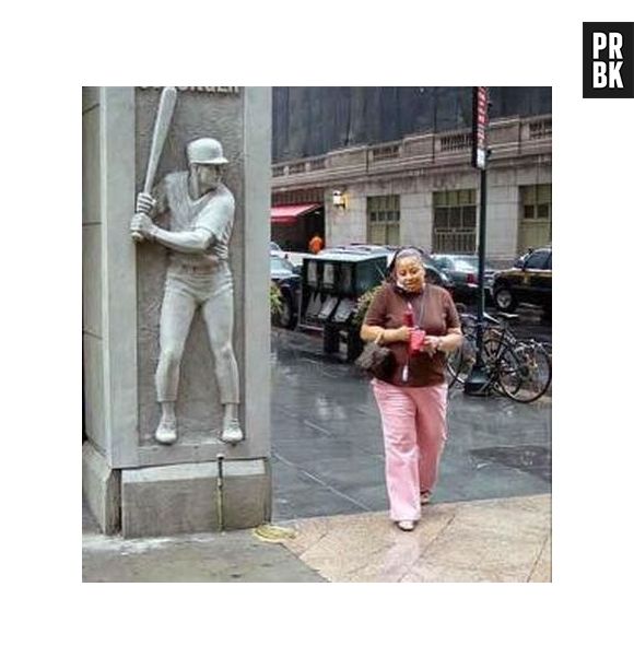 Estátua preparada pra acertar mulher com taco de baseball