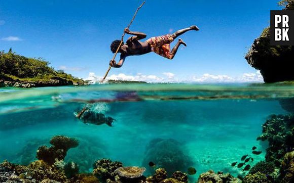 Pescador no momento exato em que arpoou o peixe!