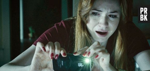 Karen Gillan em cena de "O Espelho", terror que estreia nesta quinta-feira (3) no Brasil